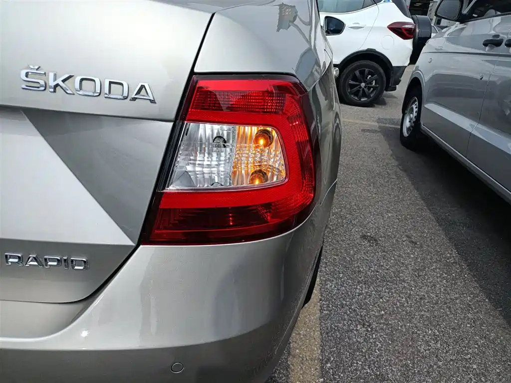 Škoda Rapid 2013 1.6L Automatic Smart Selection фото 24