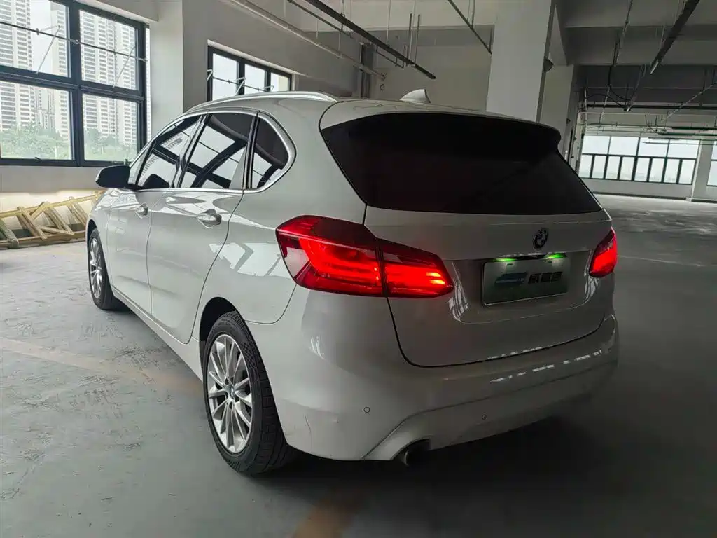 BMW 2 Series Touring 2018 218i Luxury Line фото 4