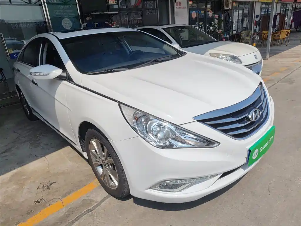 Hyundai Sonata 2015 Classic 2.0L Automatic Luxury Edition фото 4