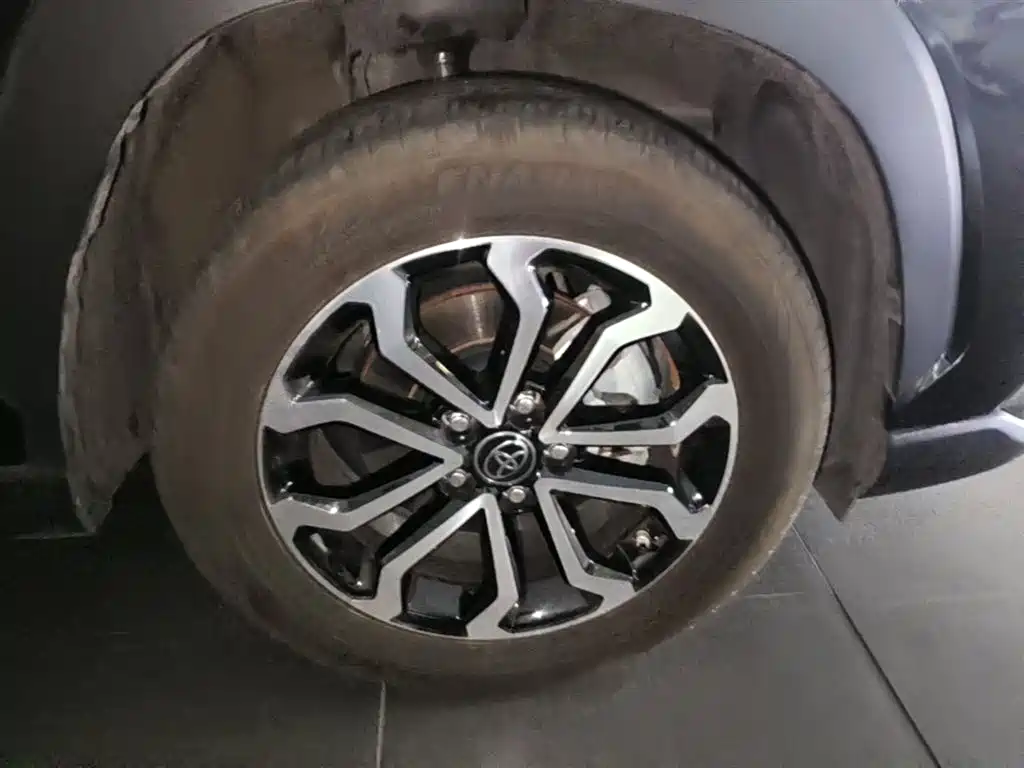 Toyota Frontlander 2023 2.0L CVT Luxury Edition фото 14