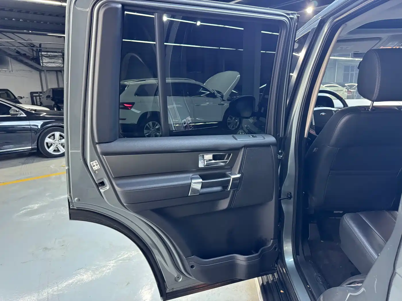 Land Rover Discovery 2016 3.0 SC V6 HSE фото 9