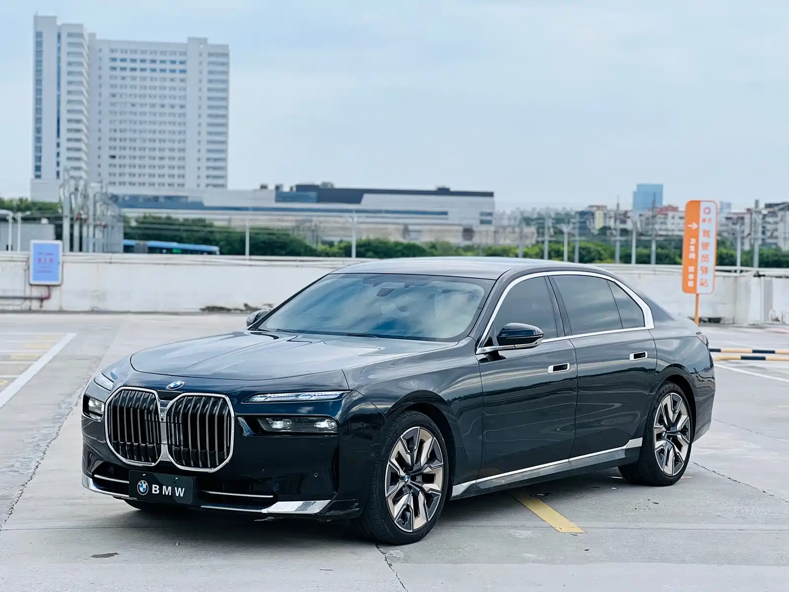 Фото 16 - BMW 7 Series