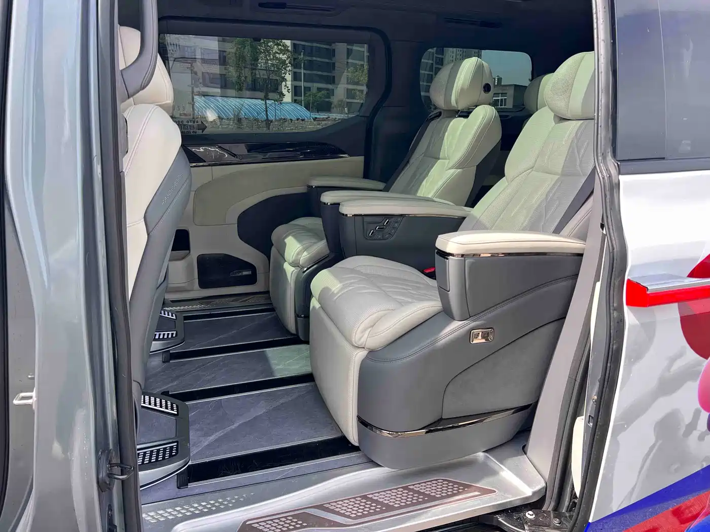 Zeekr 009 2024 7-Seat Aisle AWD Version 108kWh фото 5