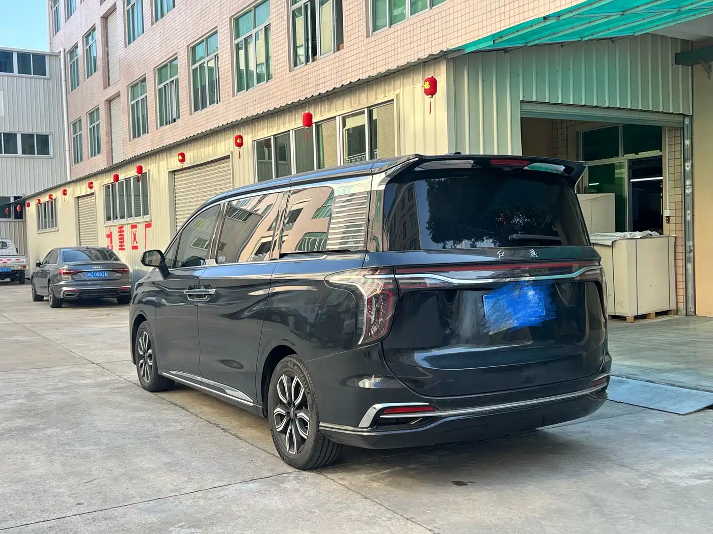 Hongqi HQ9 2023 2.0T Smart Connect Flag Smooth Edition фото 2