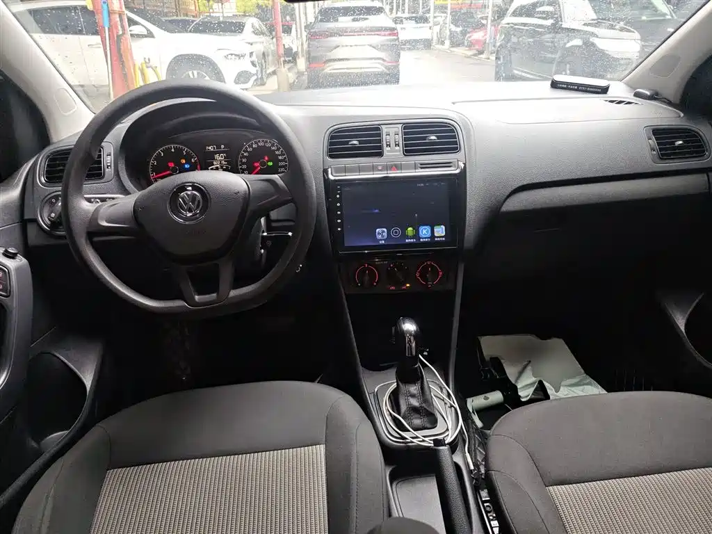 Volkswagen Polo 2016 1.4L Automatic Trend фото 10