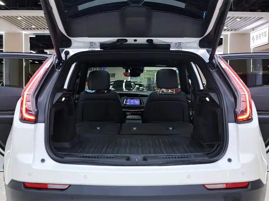 Фото 35 - Cadillac XT4