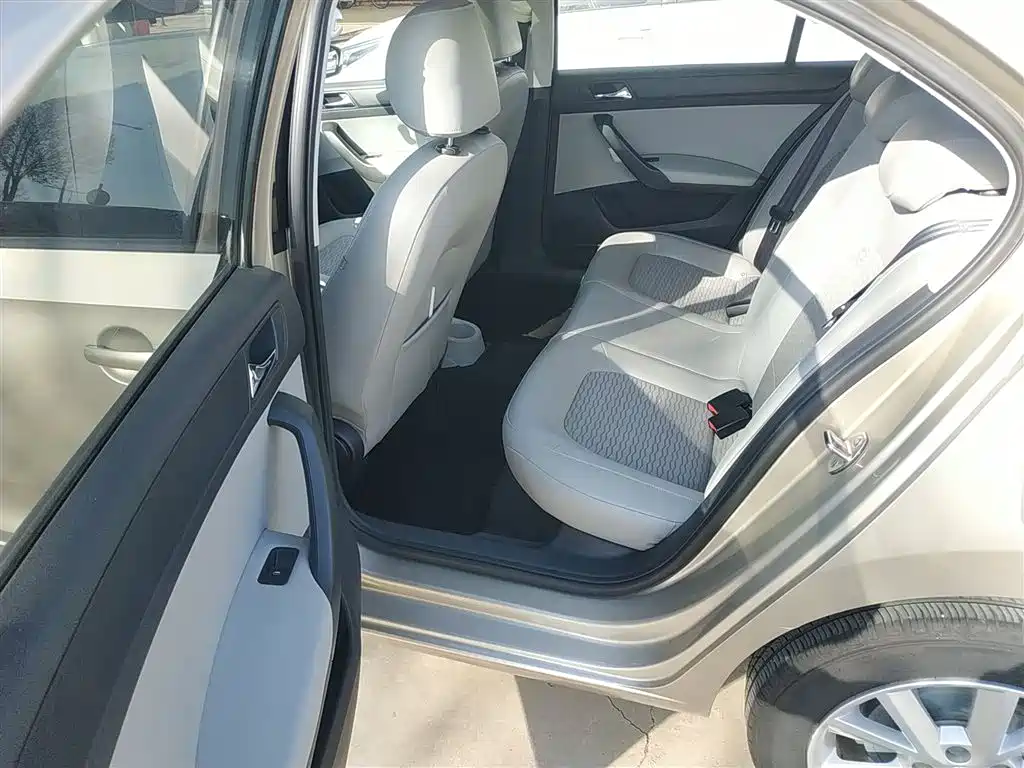 Škoda Rapid 2015 1.6L Automatic Smart Selection фото 17