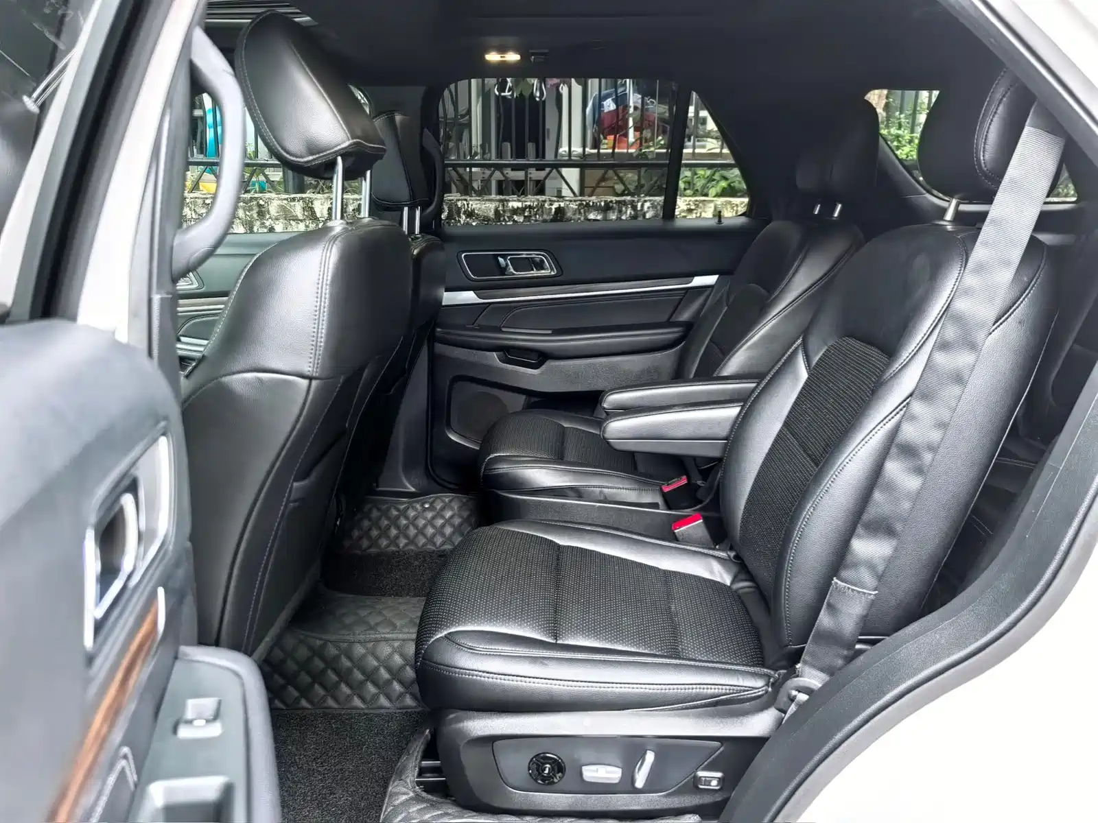 Photo 19 - Ford Explorer (Import)