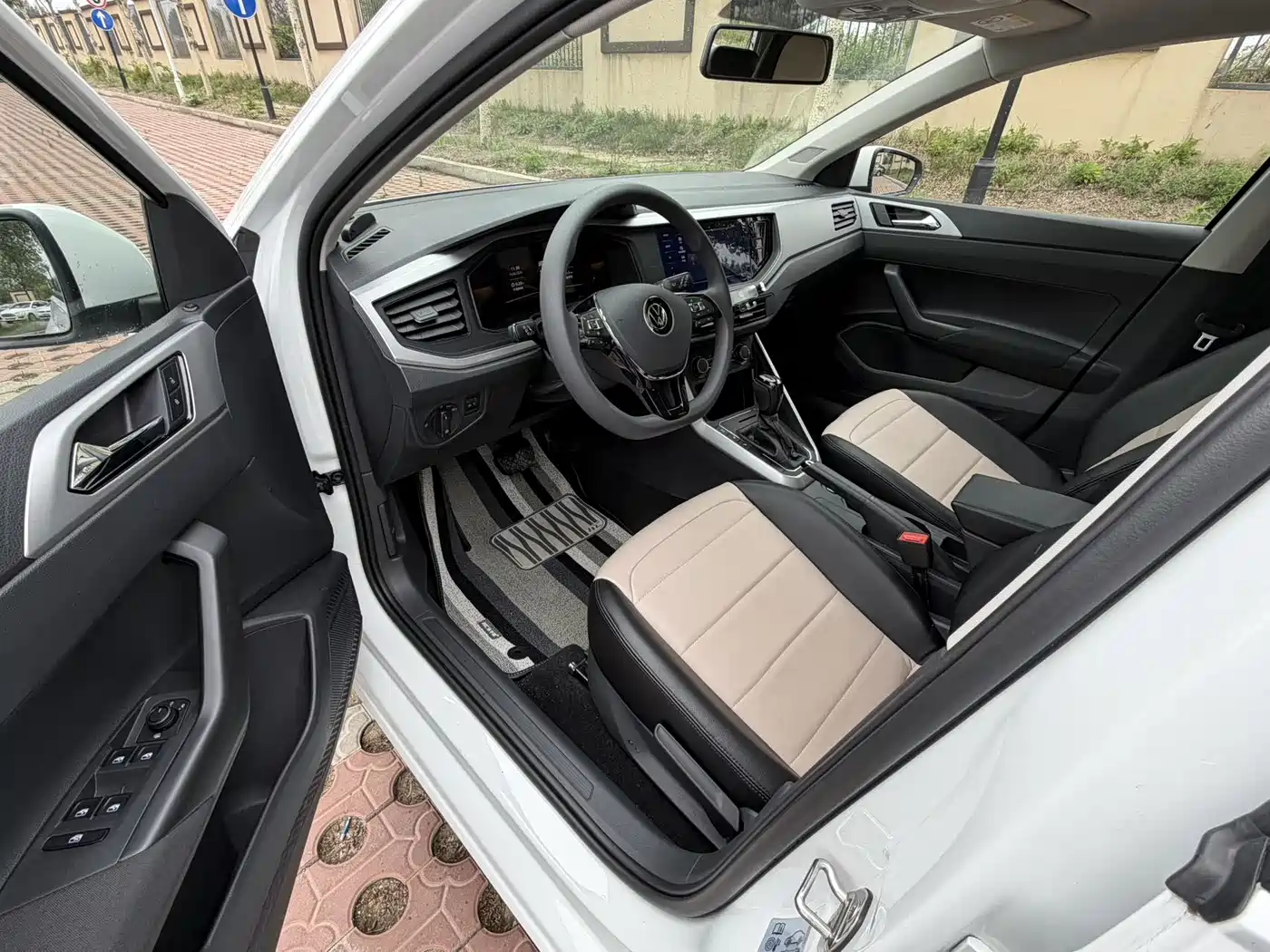 VOLKSWAGEN POLO