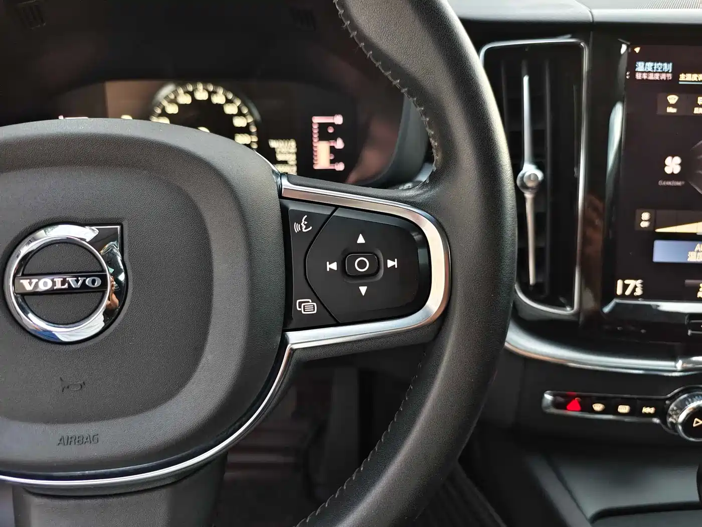 Фото 22 - Volvo XC60