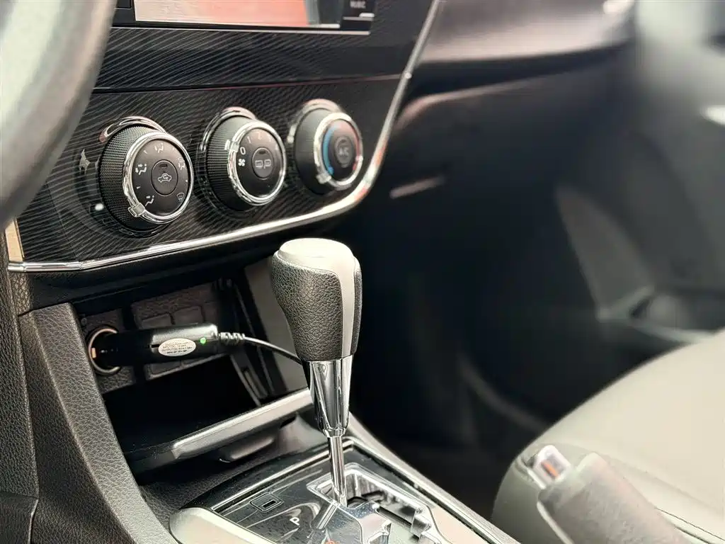 Toyota Corolla 2016 1.6L CVT GL-i Cool Edition фото 5