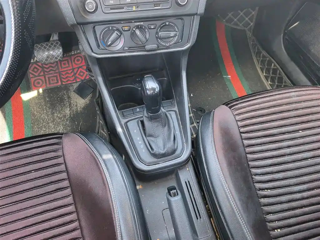 VOLKSWAGEN SANTANA