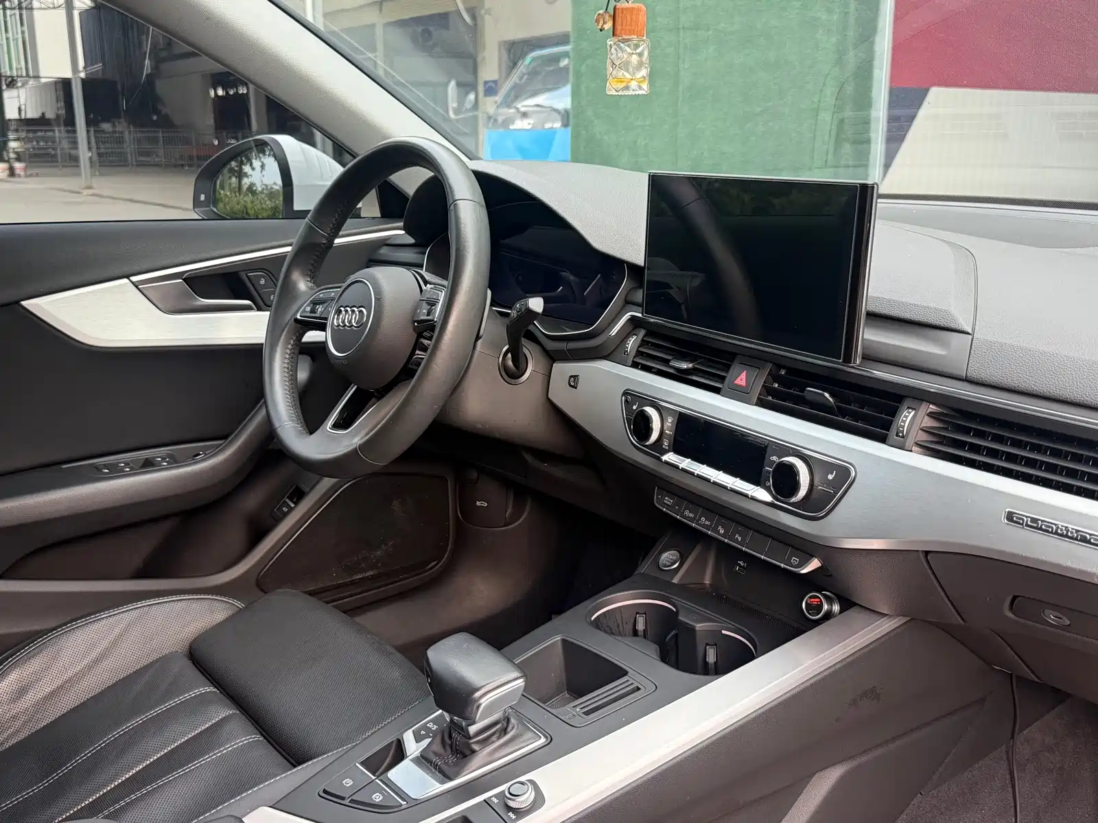 Фото 15 - Audi A4L