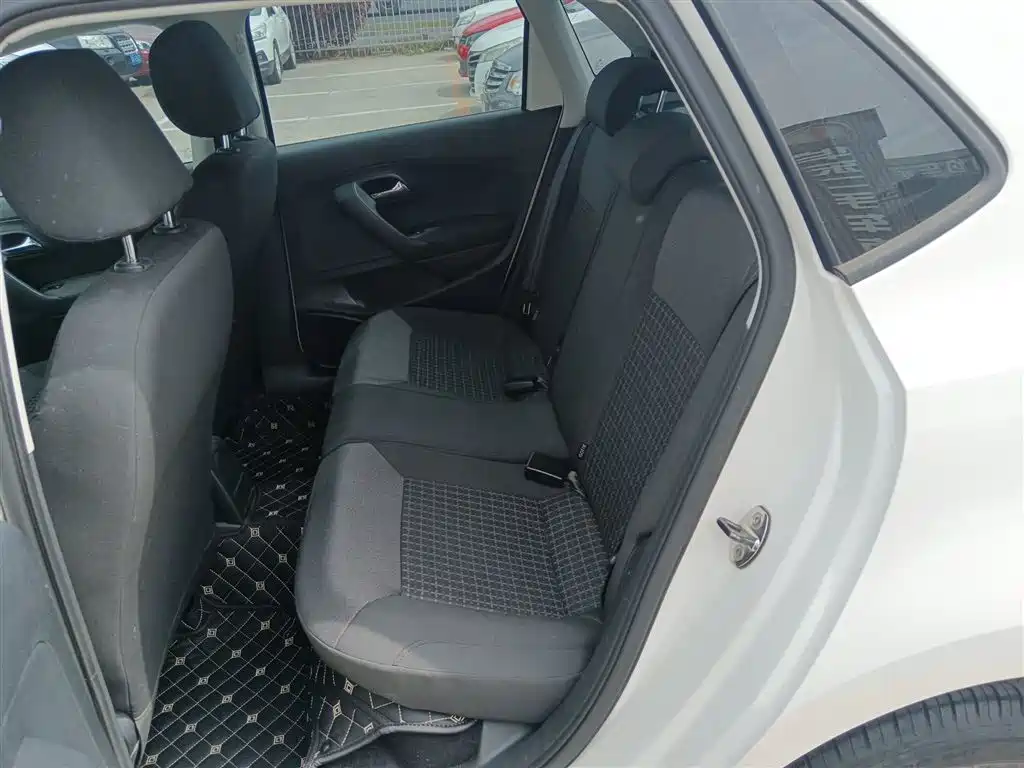Volkswagen Polo 2014 1.4L Automatic Comfort Edition фото 13