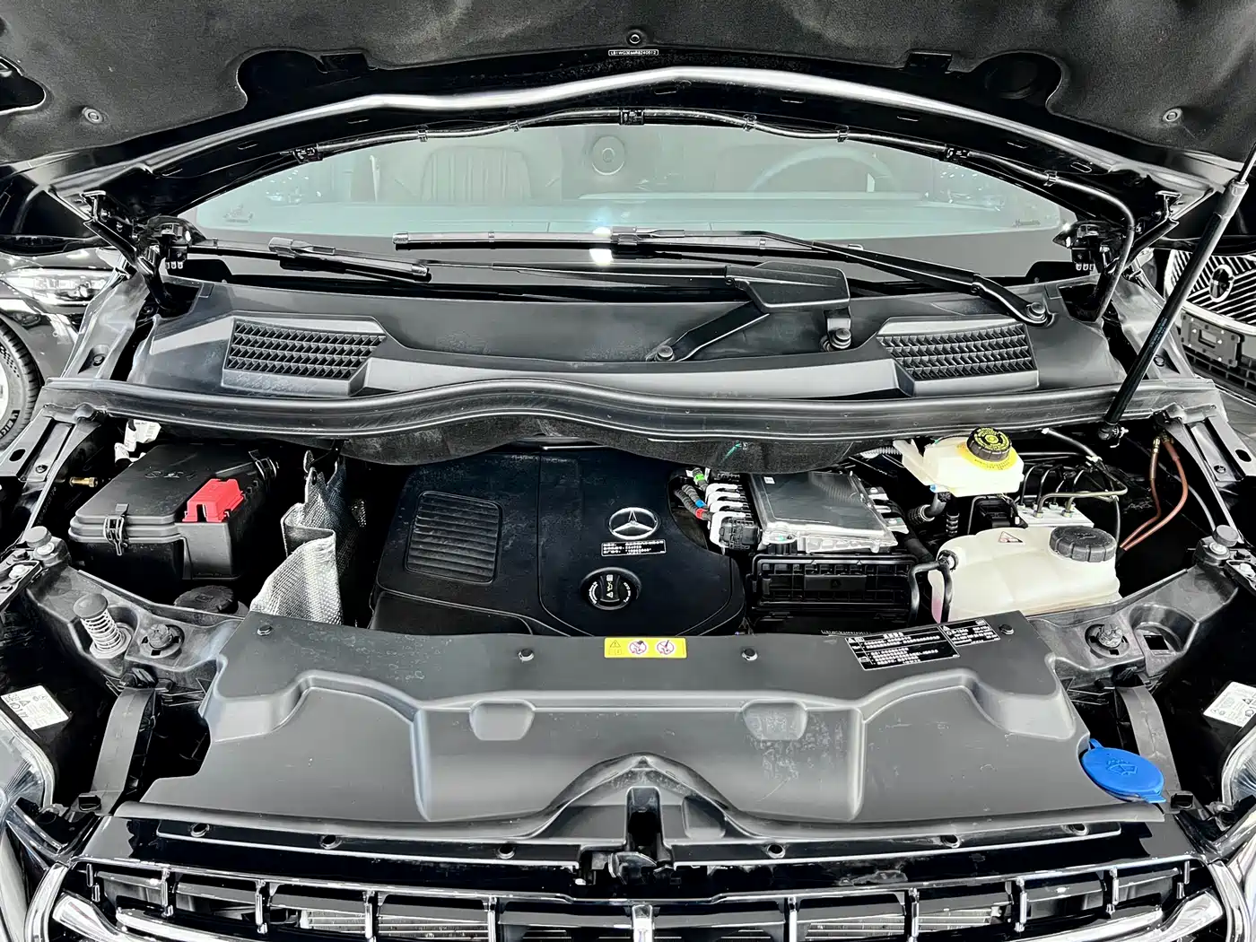 Mercedes-Benz V-Class 2024 V 300 L Long Wheelbase Luxury Edition фото 28