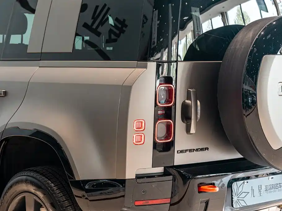 LAND ROVER DEFENDER
