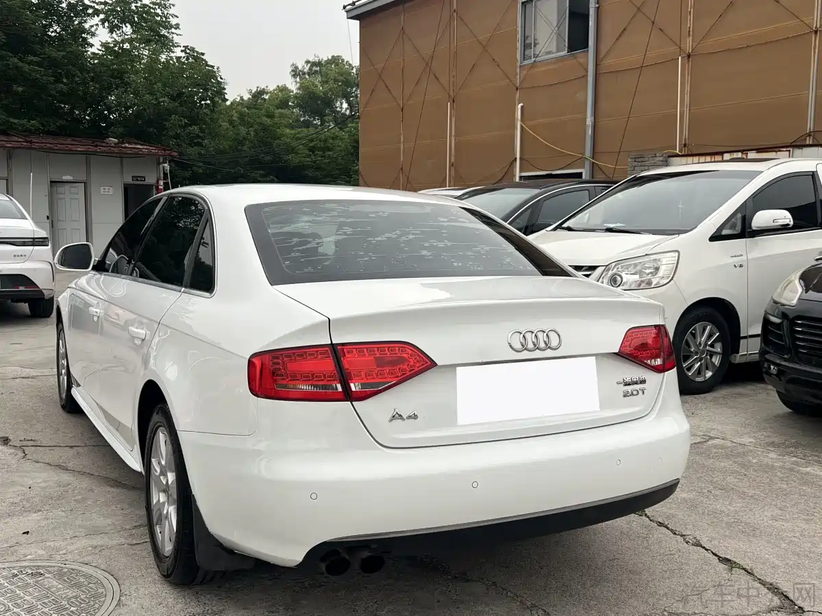 Audi A4L 2011 2.0 TFSI Standard фото 9