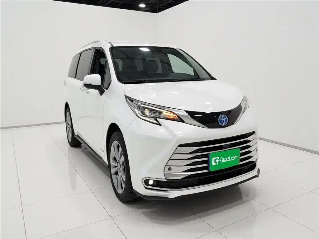 Toyota Sienna 2021 2.5L Hybrid Platinum Edition фото 4