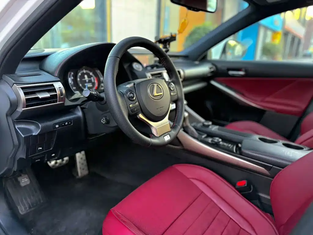 Фото 4 - Lexus IS