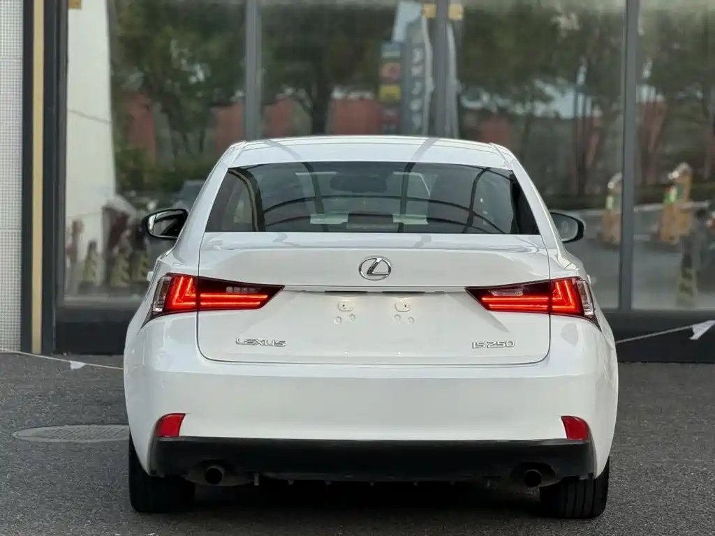 Фото 8 - Lexus IS