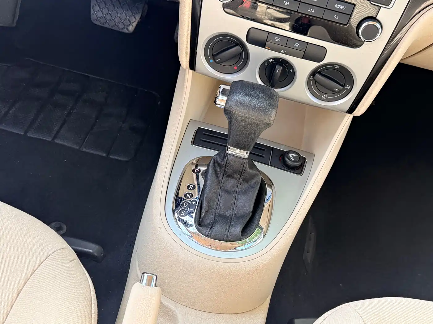 Volkswagen Lavida 2011 1.6L Automatic Leisure Edition фото 14