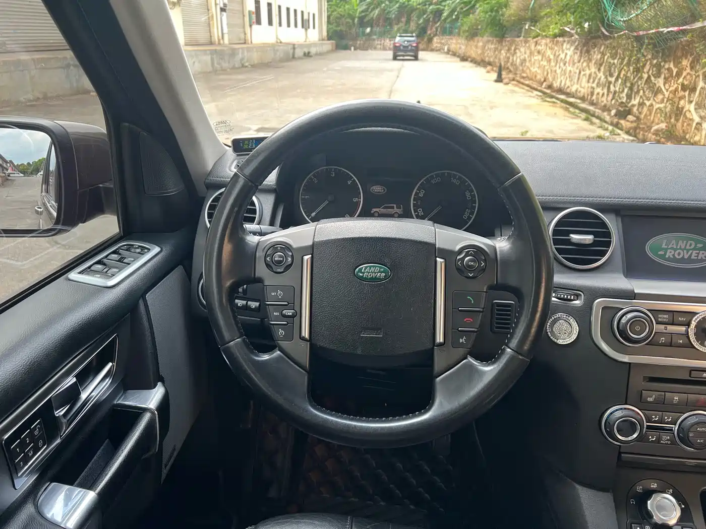 Land Rover Discovery 2011 3.0 SDV6 HSE Diesel фото 8