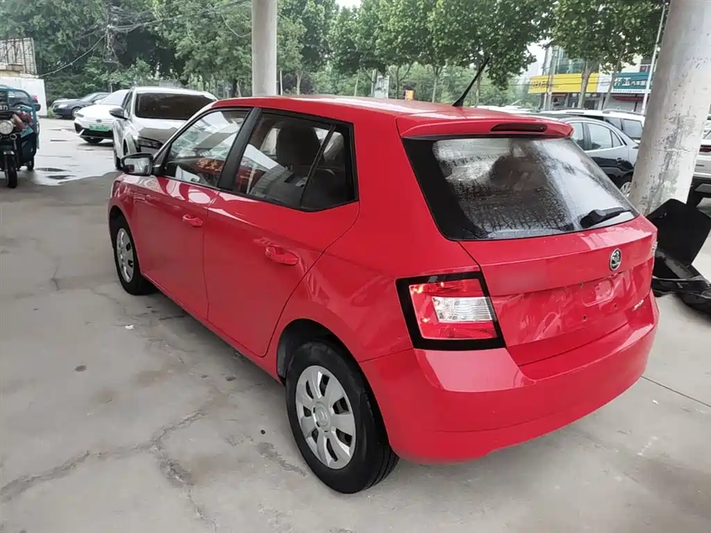 Škoda Fabia 2015 1.4L Manual Advance Edition фото 5