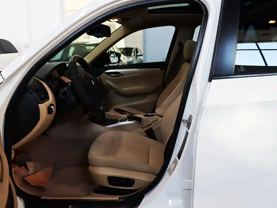 BMW X1 2012 sDrive18i Luxury Model фото 4