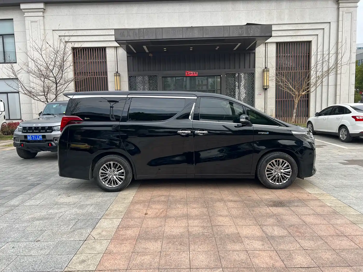Toyota Alphard 2019 Hybrid 2.5L Premium Edition фото 22