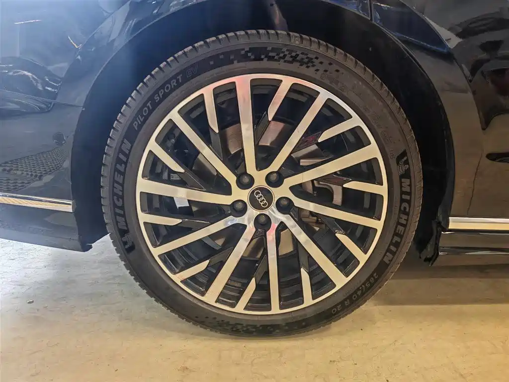 Фото 4 - Audi A8