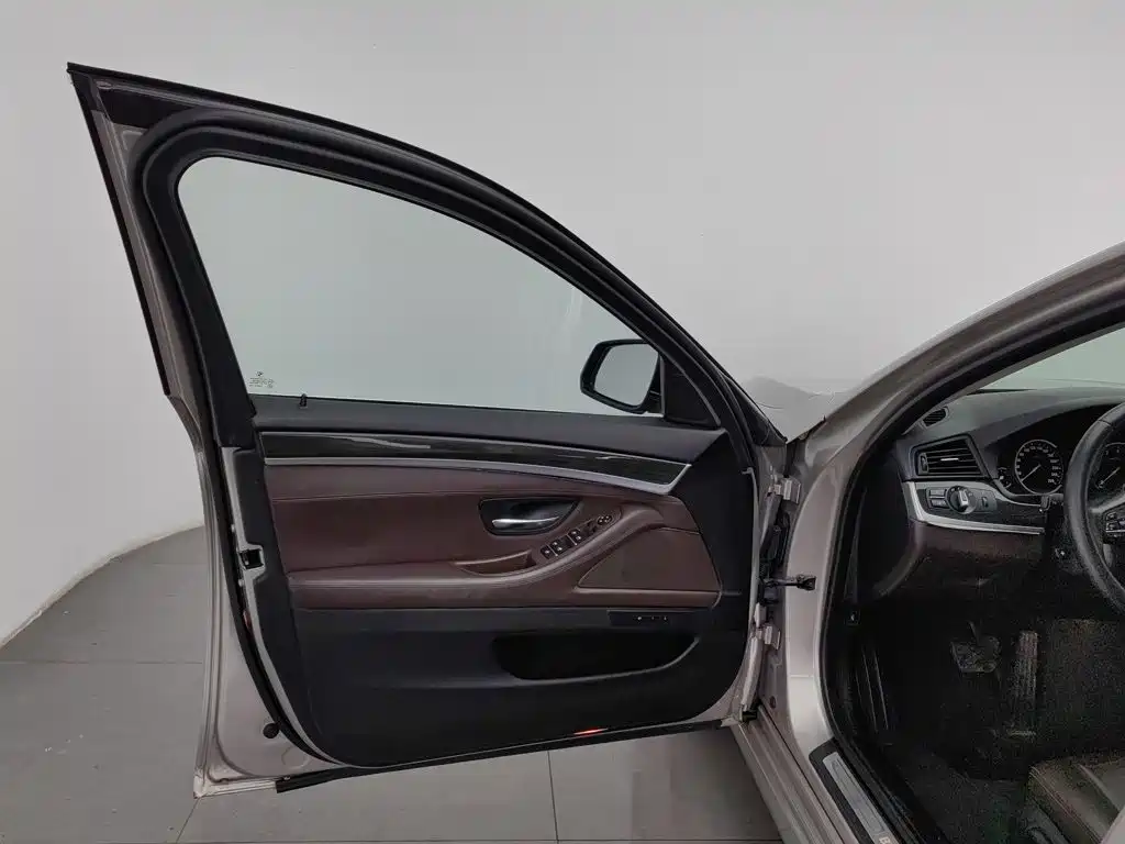 Photo 8 - BMW 5 Series