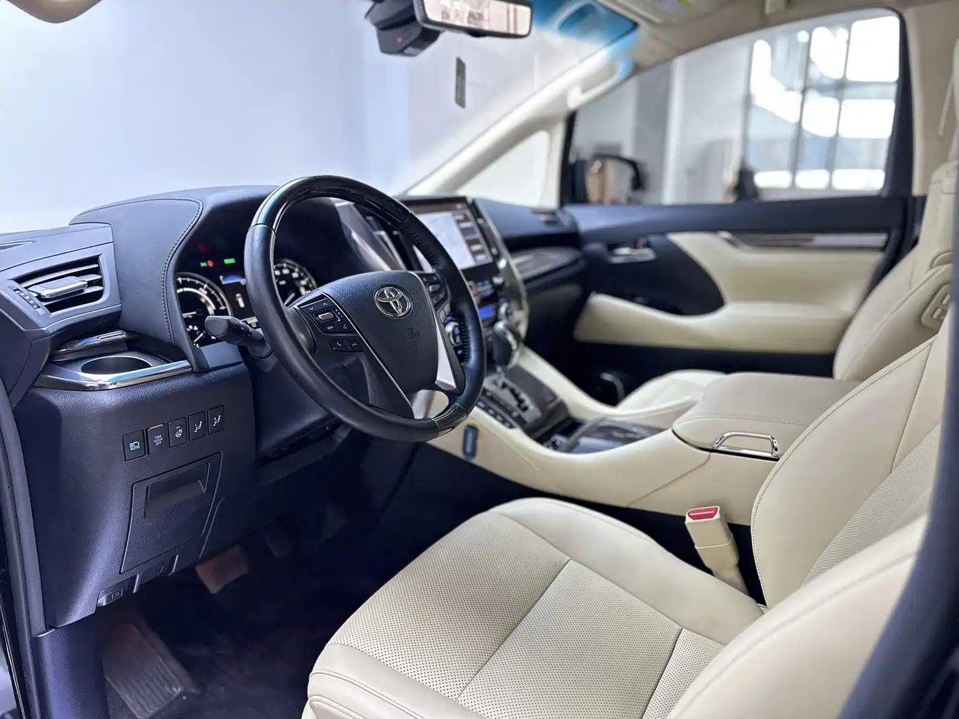 Toyota Alphard 2021 Hybrid 2.5L Ultimate фото 8