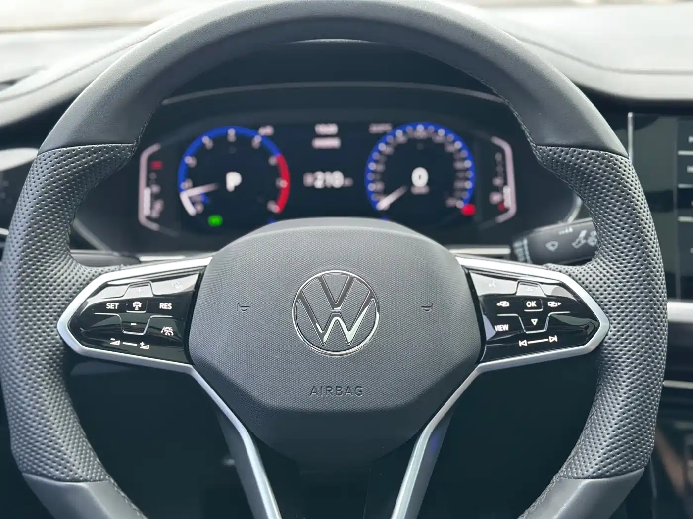 Volkswagen Passat 2024 380TSI Starlight Dragon Glory Edition фото 9