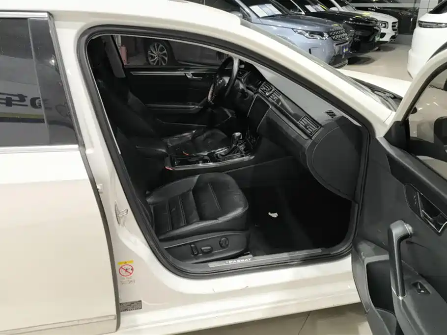 Volkswagen Passat 2016 330TSI DSG Executive Edition фото 8