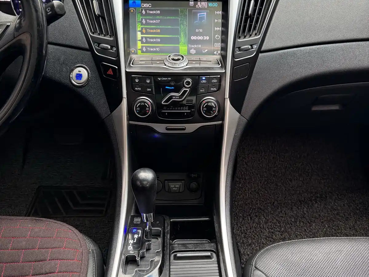 Hyundai Sonata 2014 2.0L Automatic Luxury фото 14