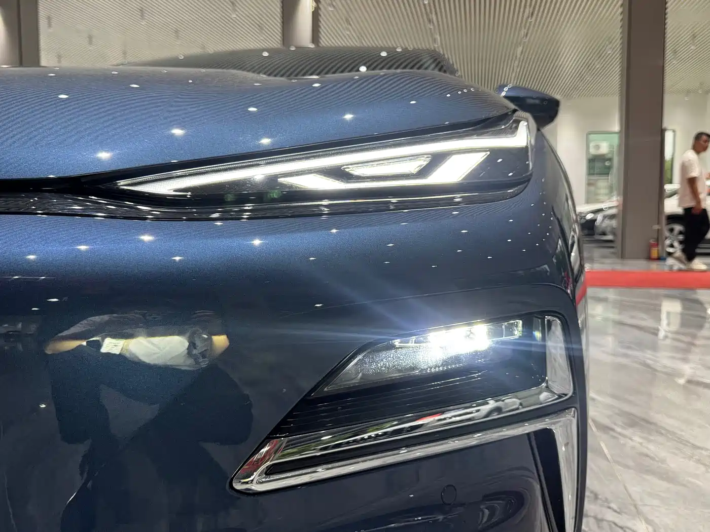 Geely Galaxy Galaxy Xingyao 8 2025 130km EM-i Premium Edition фото 29