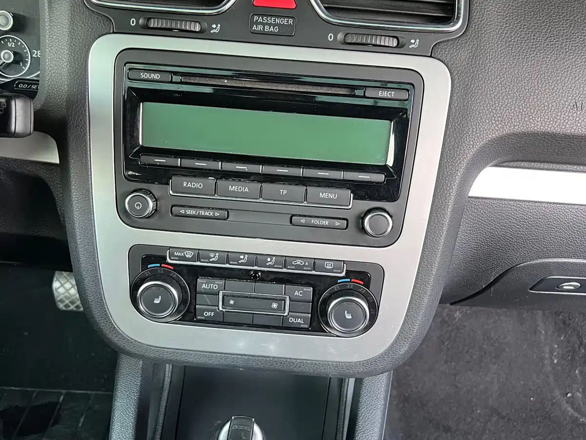 Volkswagen Scirocco 2011 2.0TSI Luxury фото 6