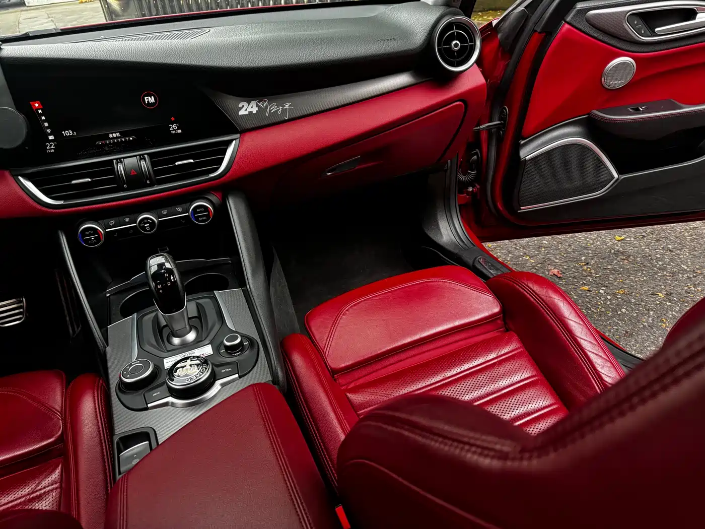 Alfa Romeo Giulia 2017 2.0T 280HP Luxury Edition фото 6