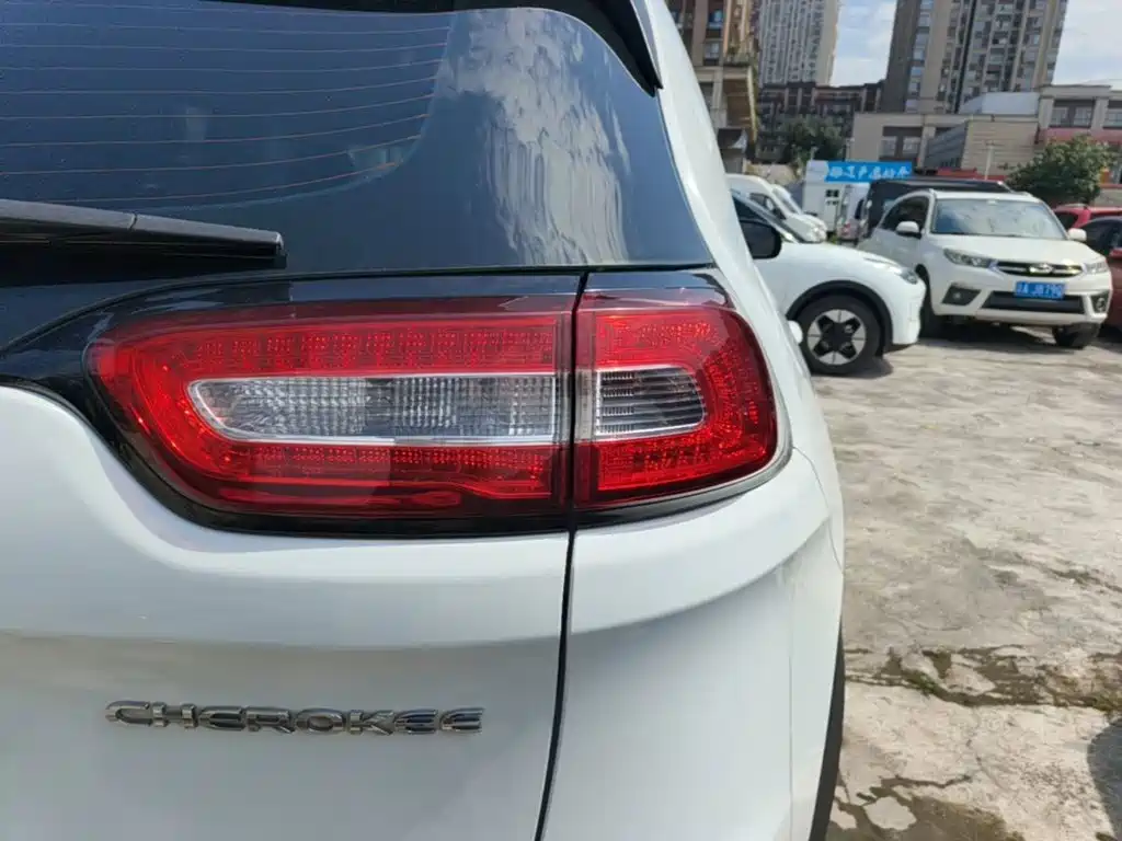 Фото 8 - Jeep Cherokee