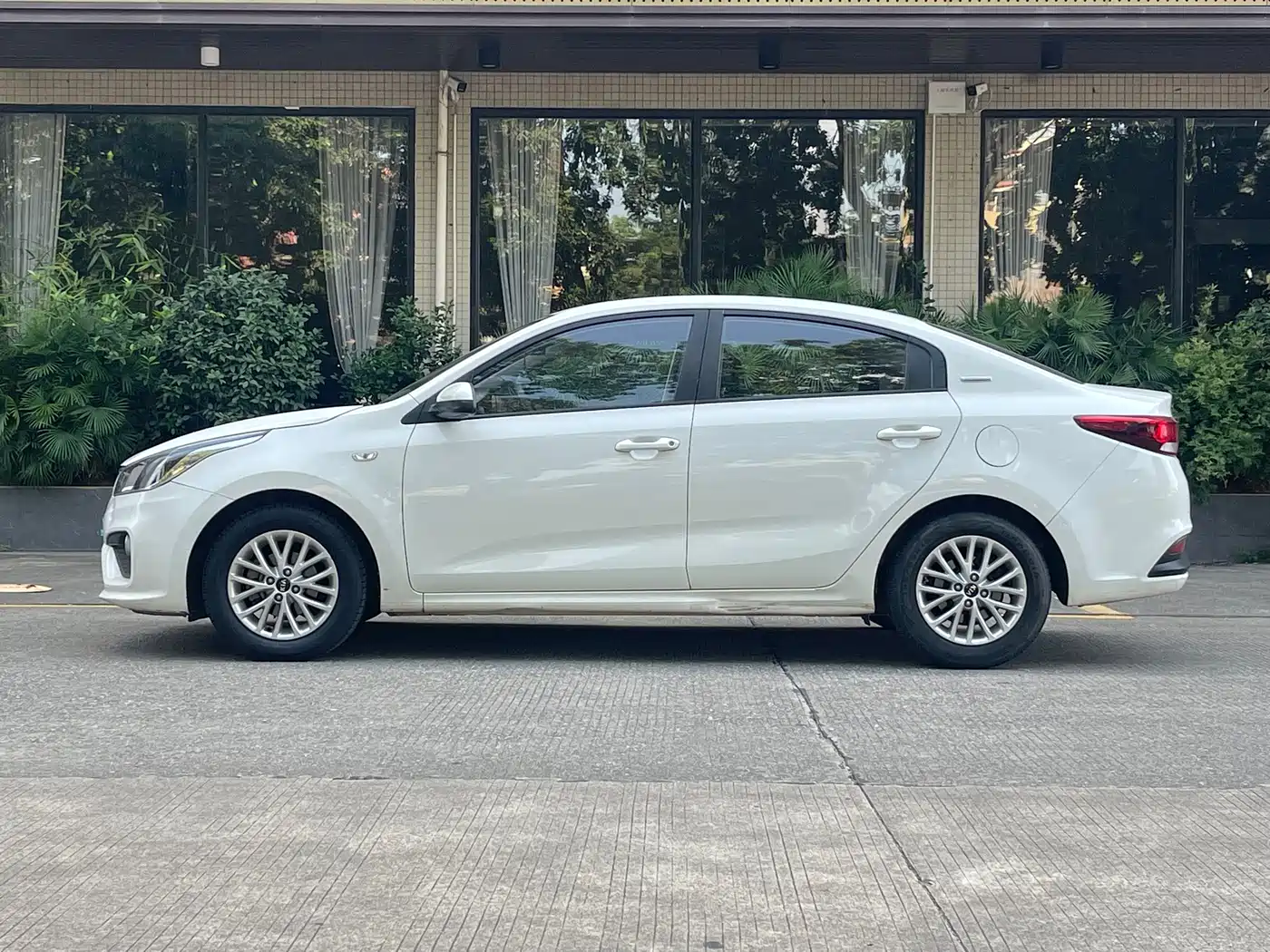 Kia K2 2018 2017 Sedan 1.4L MT 15th Anniversary Special Edition GLS