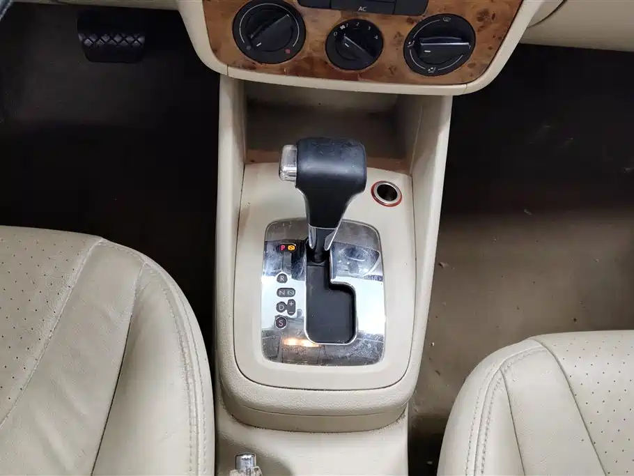 Volkswagen Bora 2008 Model 2.0L Automatic Comfort фото 16