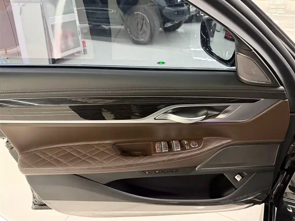 BMW 7 Series 2019 Facelift 740Li Leading M Sport Package фото 14