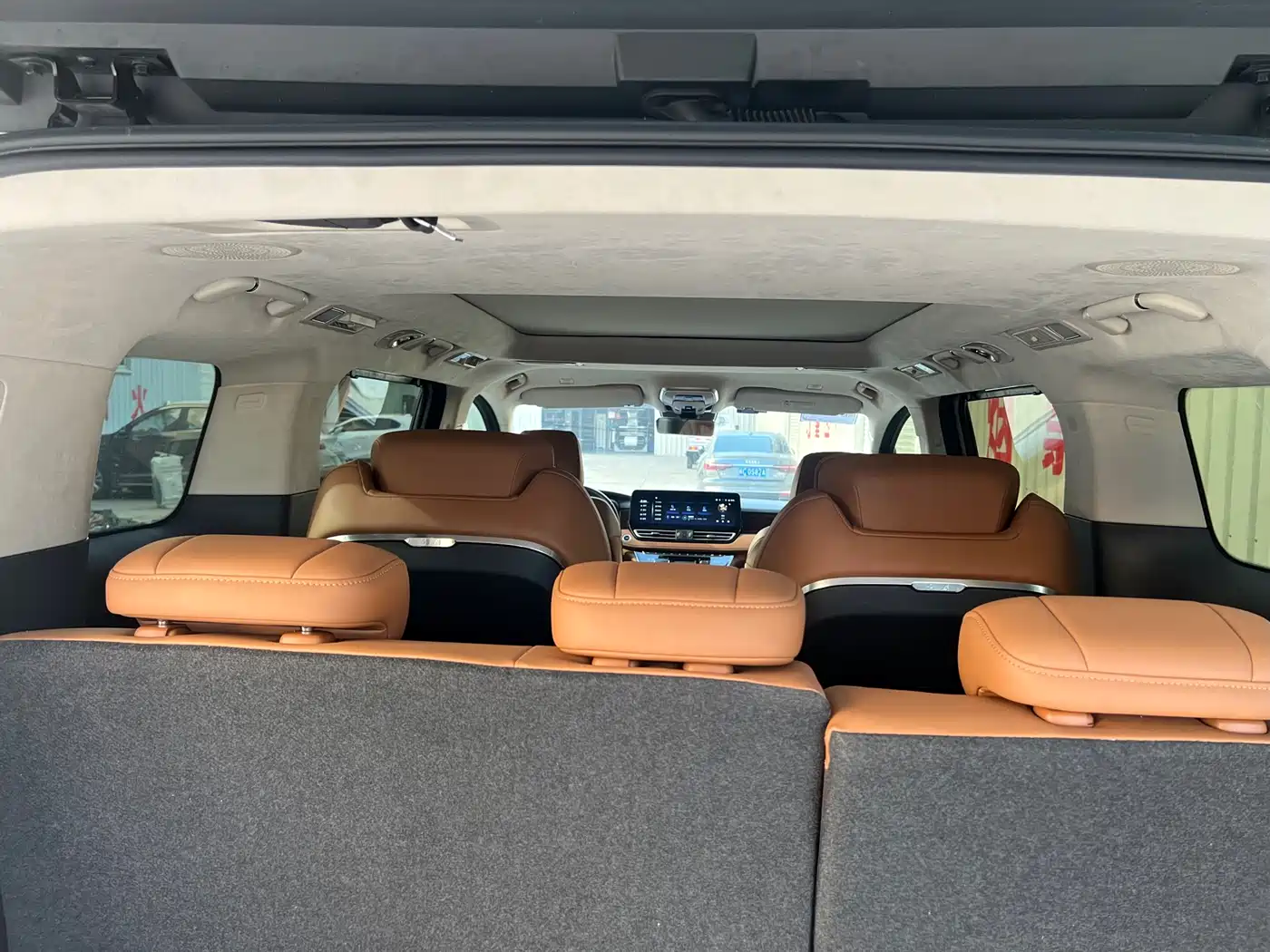 Hongqi HQ9 2023 2.0T Smart Connect Flag Smooth Edition фото 11