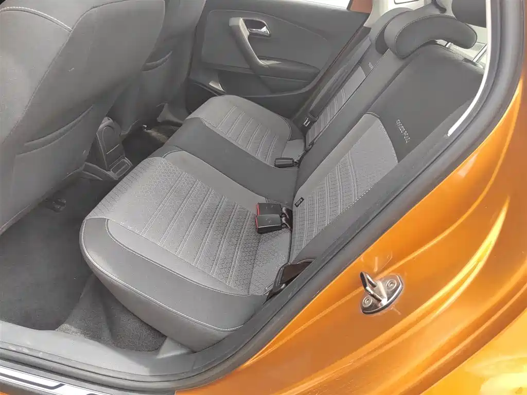 Volkswagen Polo 2016 1.6L Cross Polo Automatic фото 17