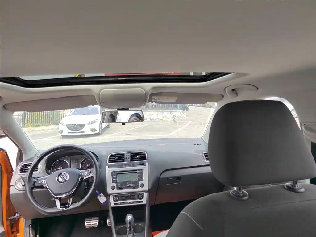 Volkswagen Polo 2016 1.6L Cross Polo Automatic фото 18
