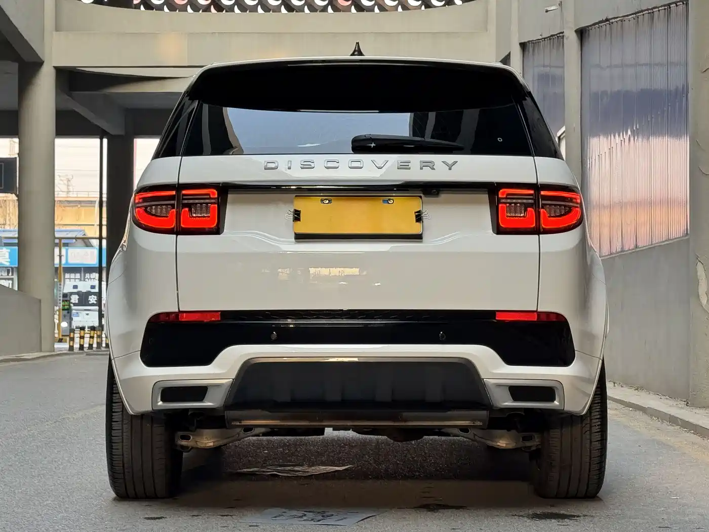 Land Rover Discovery Sport 2022 Model 249PS R-Dynamic S Performance Edition 5-Seater фото 5
