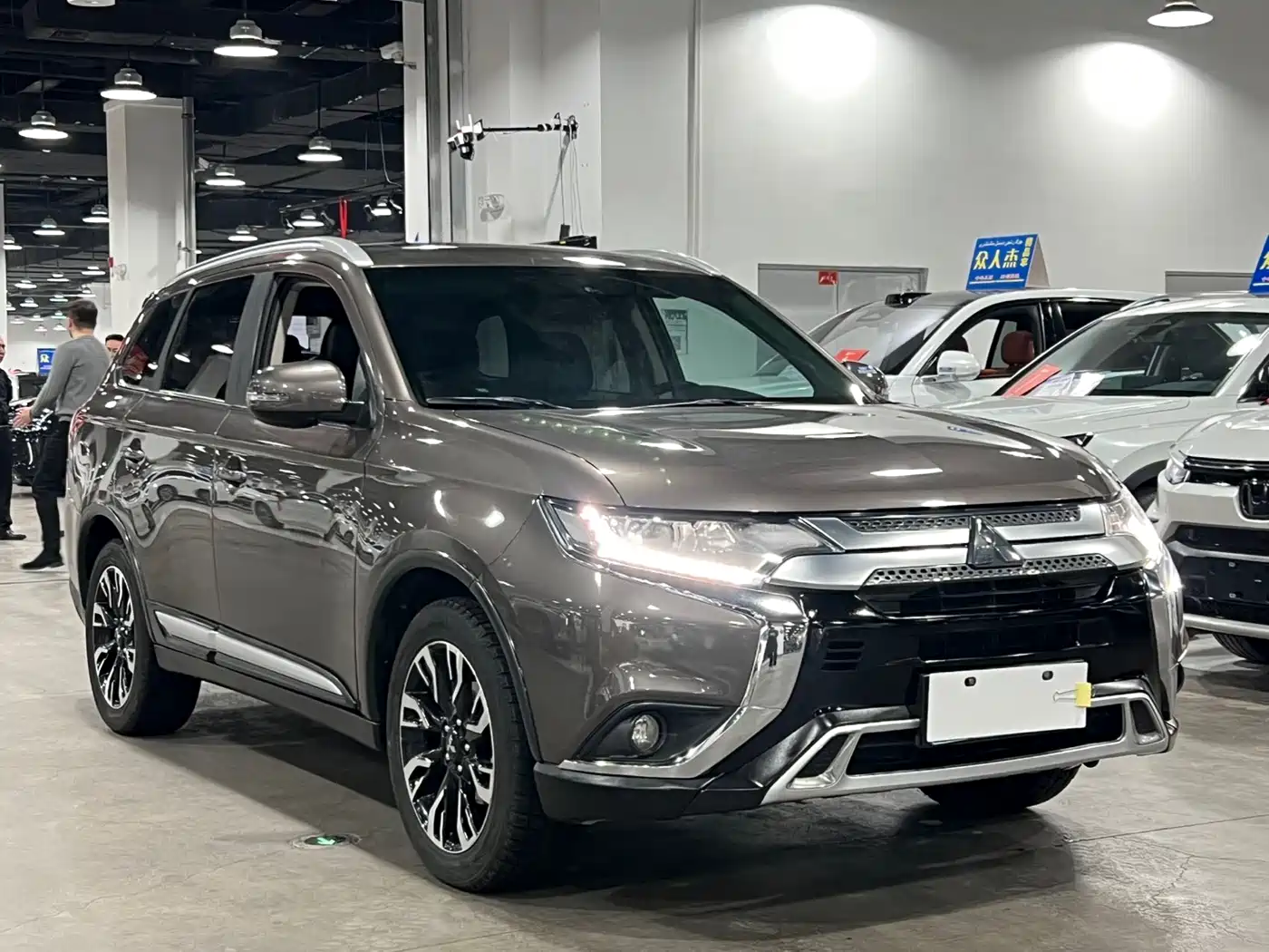 Mitsubishi Outlander 2020 2.0L 2WD Premium 5-seater фото 2