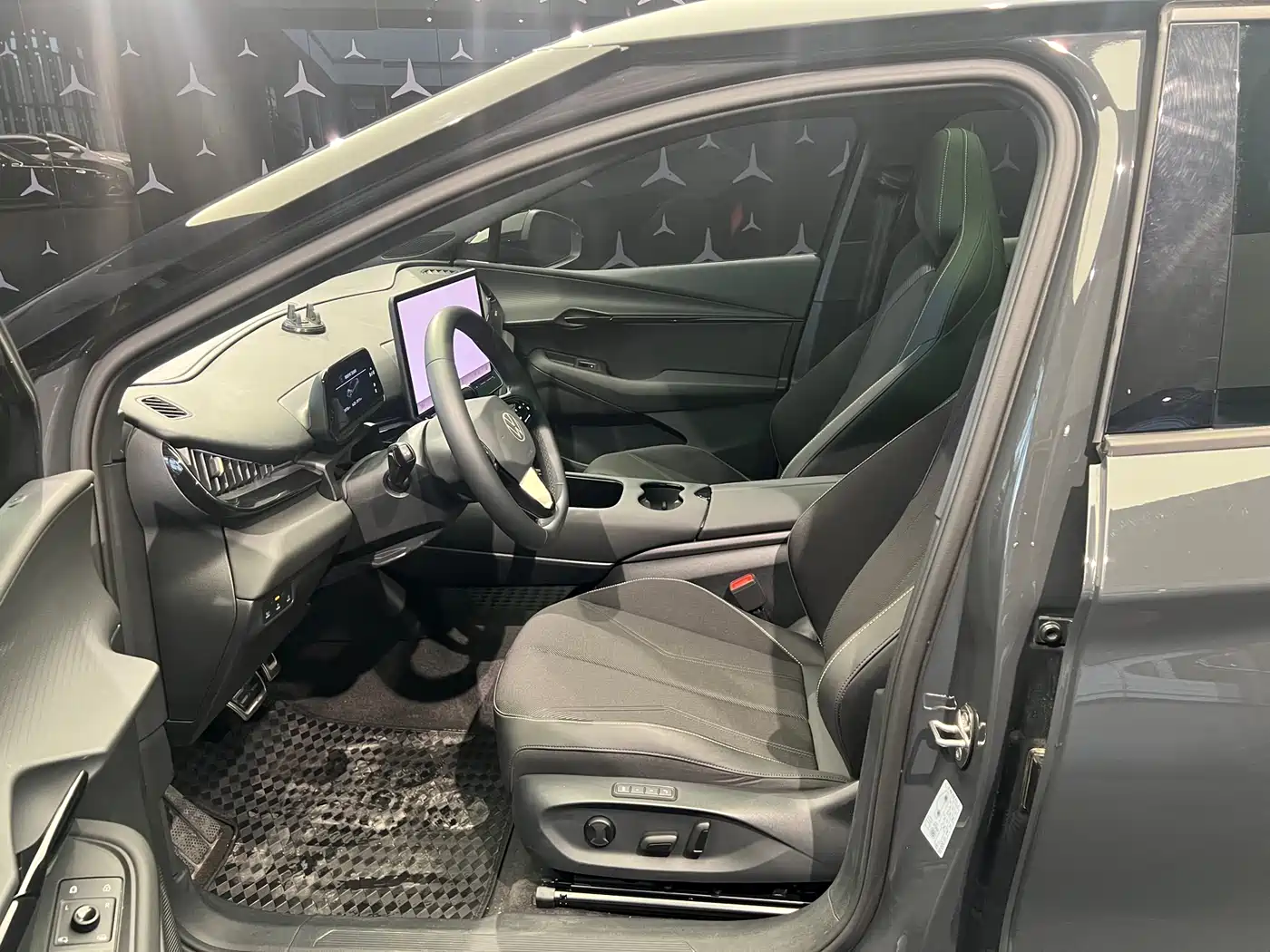 VOLKSWAGEN WITH THE CROWD 06