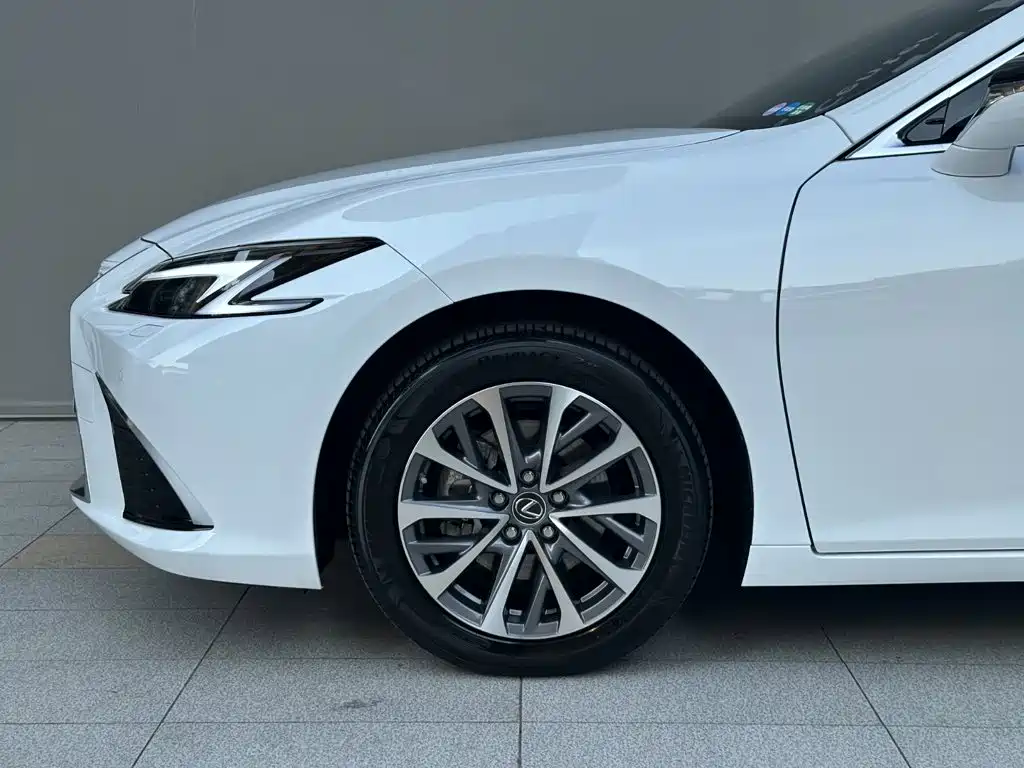 Lexus ES 2026 2025 200 Ultimate Edition