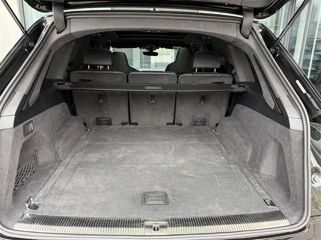 Audi SQ7 2024 4.0 TFSI Dark Knight Edition фото 9